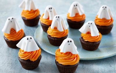 Spökmuffins: Lätta och kusligt goda med marsipanspöken, perfekta för Halloween!